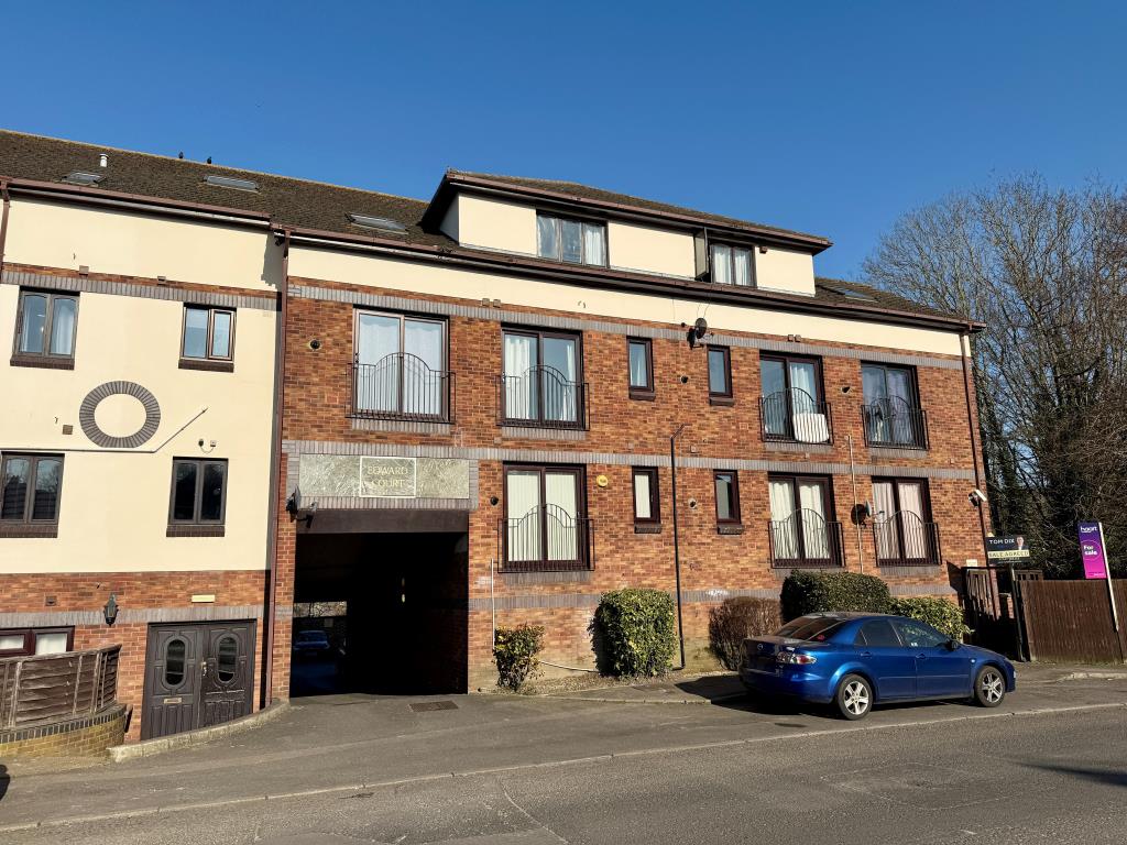 Lot: 99 - VACANT TOP FLOOR FLAT - Top floor flat